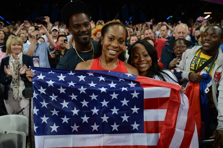 US' Sanya Richards-Ross (C) poses with h