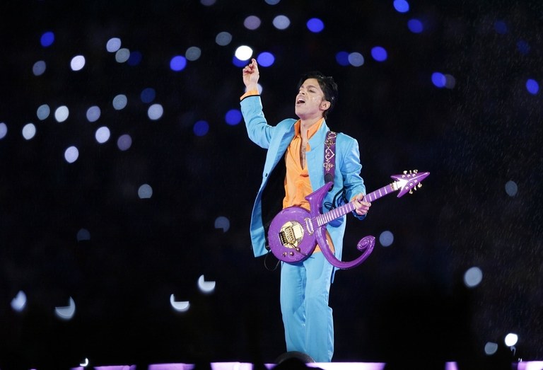 PRINCE ROCKS THE SUPERBOWL